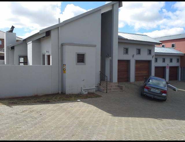 3 BEDROOM DUET TO LET IN HILLSIDE